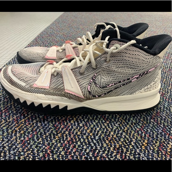 Kyrie 7 Size 13 - Picture 3 of 5